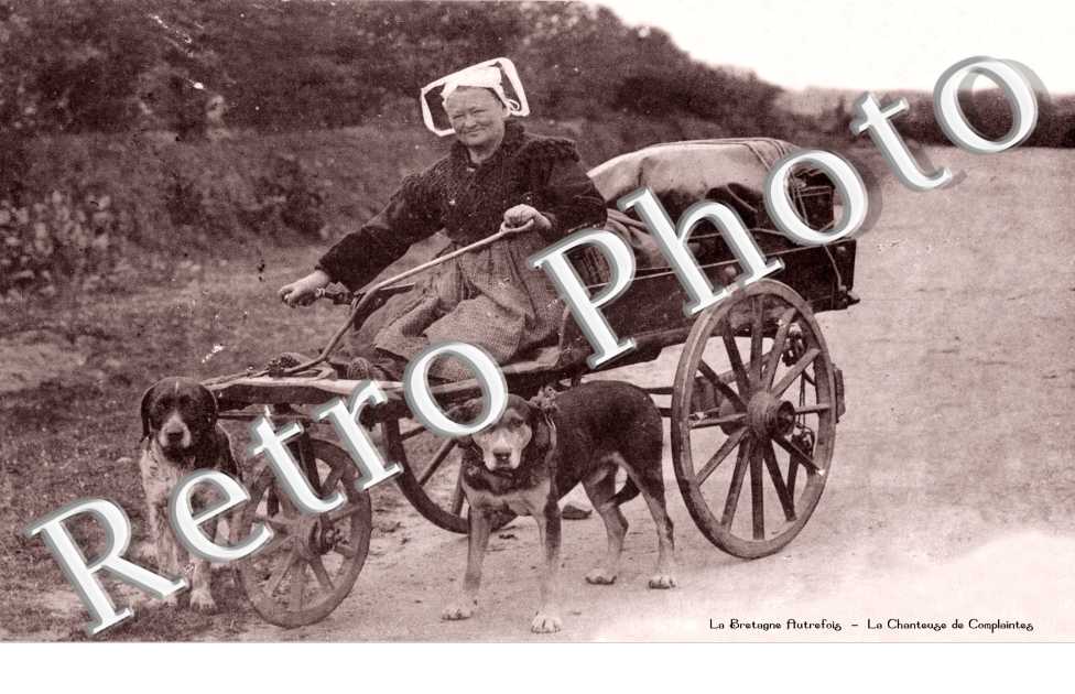 la chantesue de complaintes bretonnes a bord de son auto
