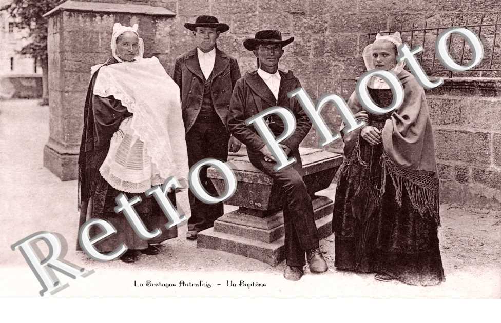 Un Bapteme a la sortie de l'Eglise