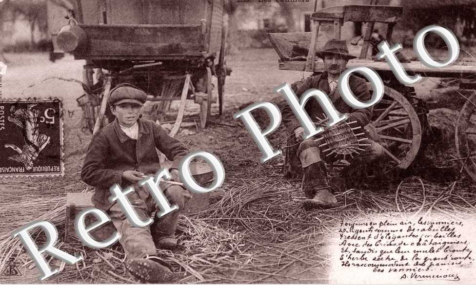 un pere et son fils travaillant l'osier - Les Vanniers - Roulotte