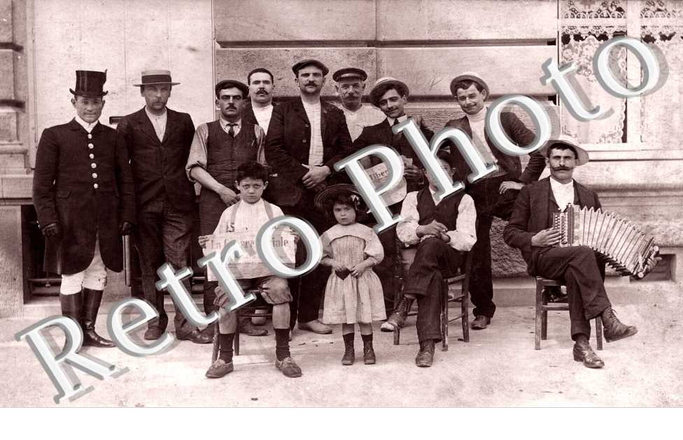 Groupe avec journaux La Guerre Sociale Le libertaire et accordeon