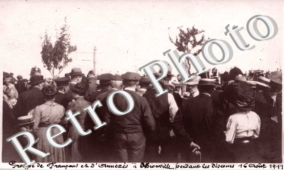 Groupe de Francais et d'annexes pendant les discours du 16 aout 1911