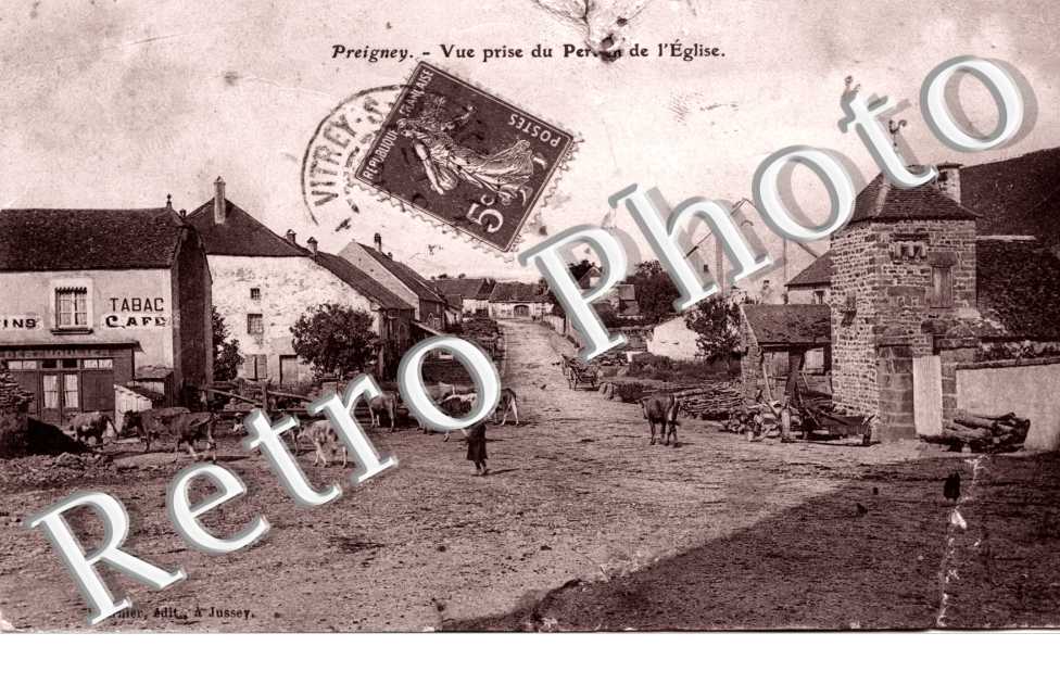 Vue prise du perron de l'Eglise