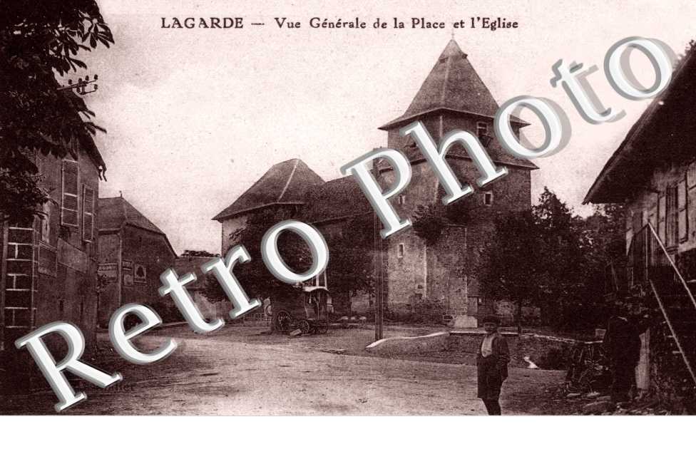 vue generale de la place et l'eglise