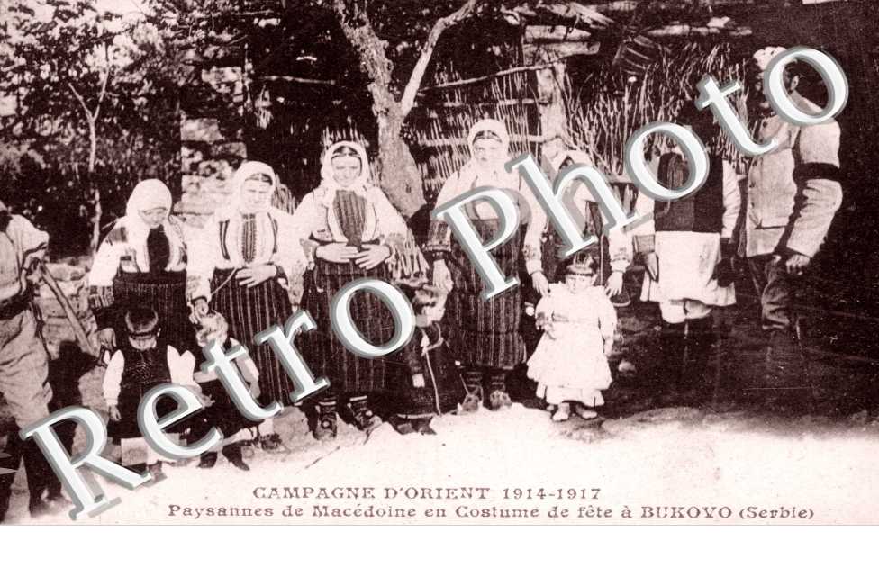 Paysannes en costume de Fete