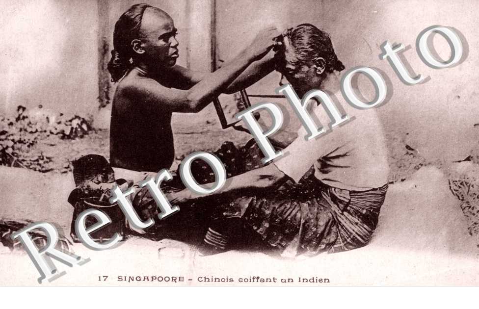 Chinois Coiffant un Indien