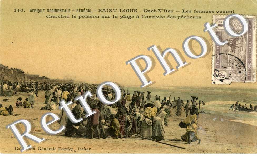 Guet'N'Dar, les Femmes venant chercher du poisson sur la plage