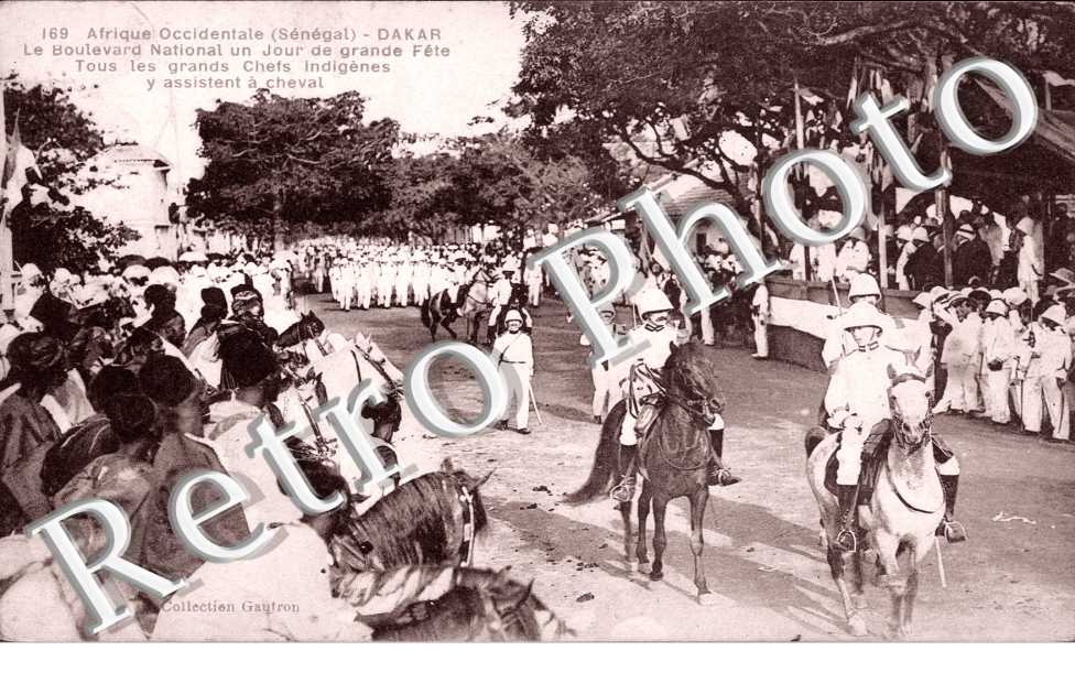 Boulevard National un Jour de Grande Fete, les Grands Chefs Indigenes a Cheval