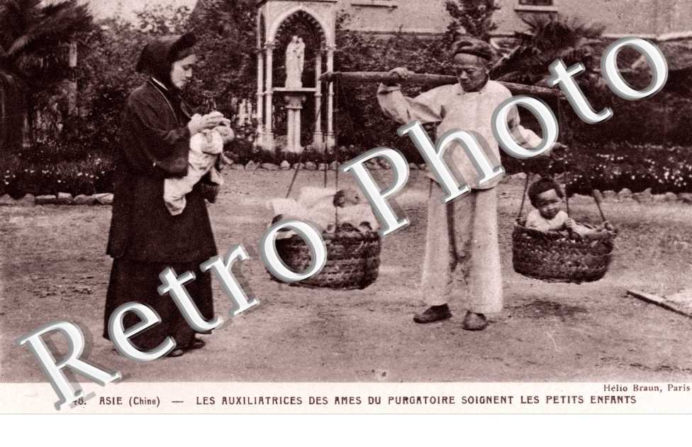 Les auxiliatrices des Ames du Purgatoire soignent les petits enfants