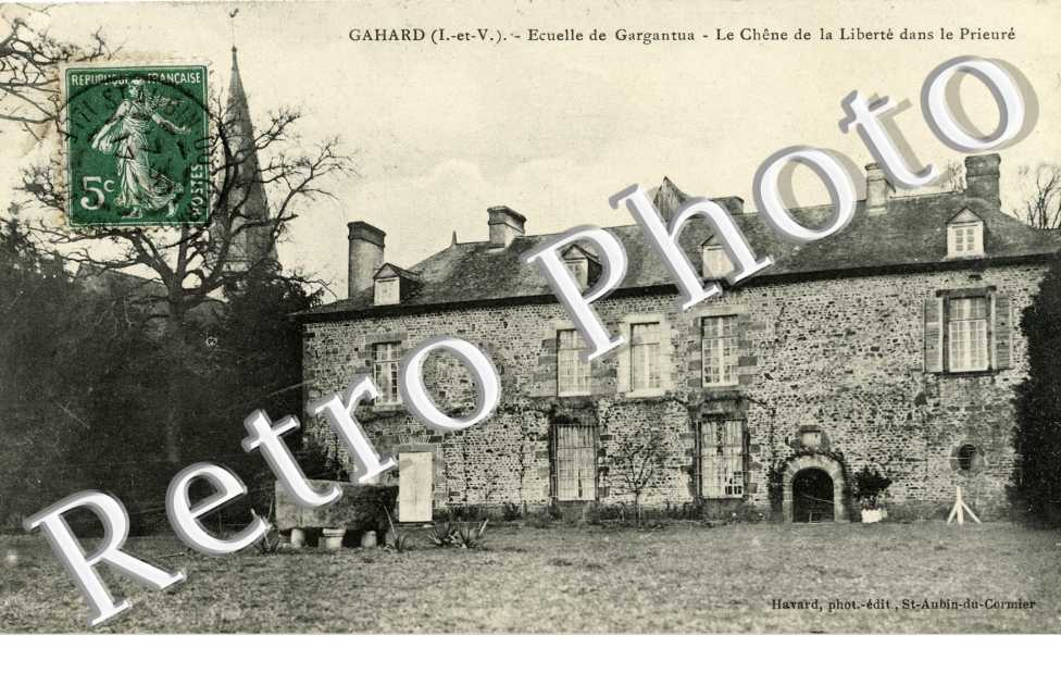 Ecuelle de Gargantua Le chene de la Liberte dans le prieure