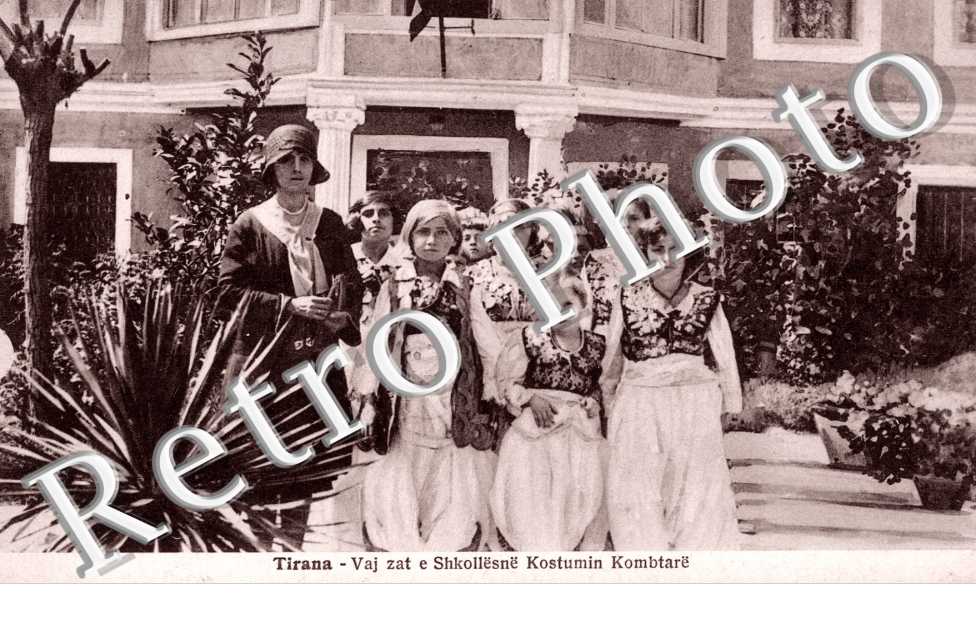 Vaj zat e Shkollësnë Kostumin Kombtarë