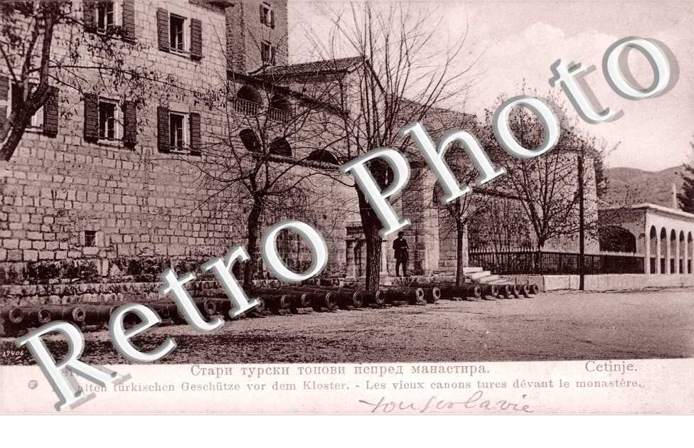 Les vieux canons turcs devant le Monastere