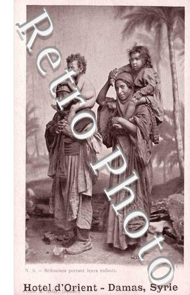 Bedouines portant leurs enfants