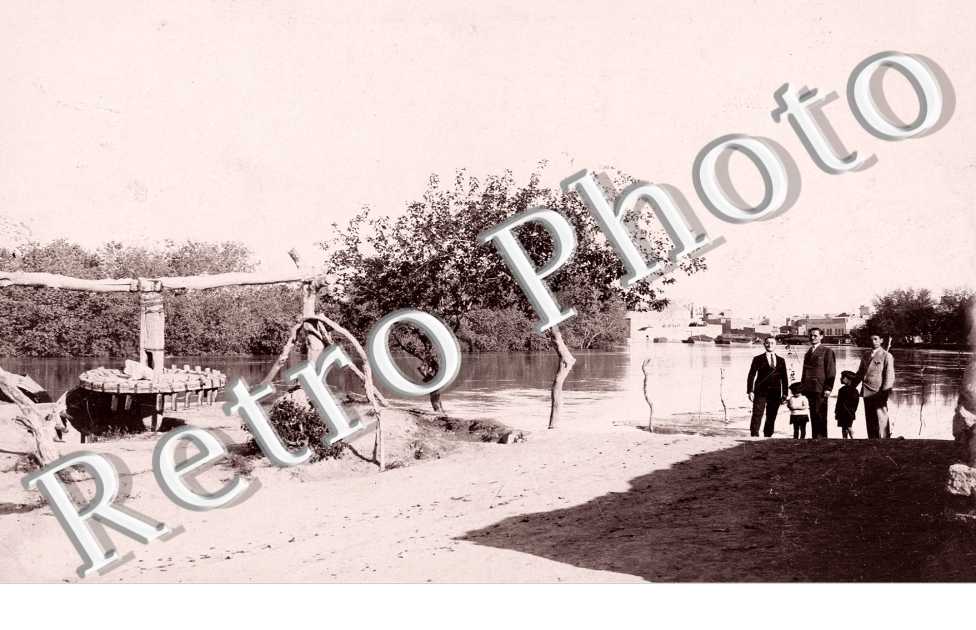 ( une famille au bord de l'eau)