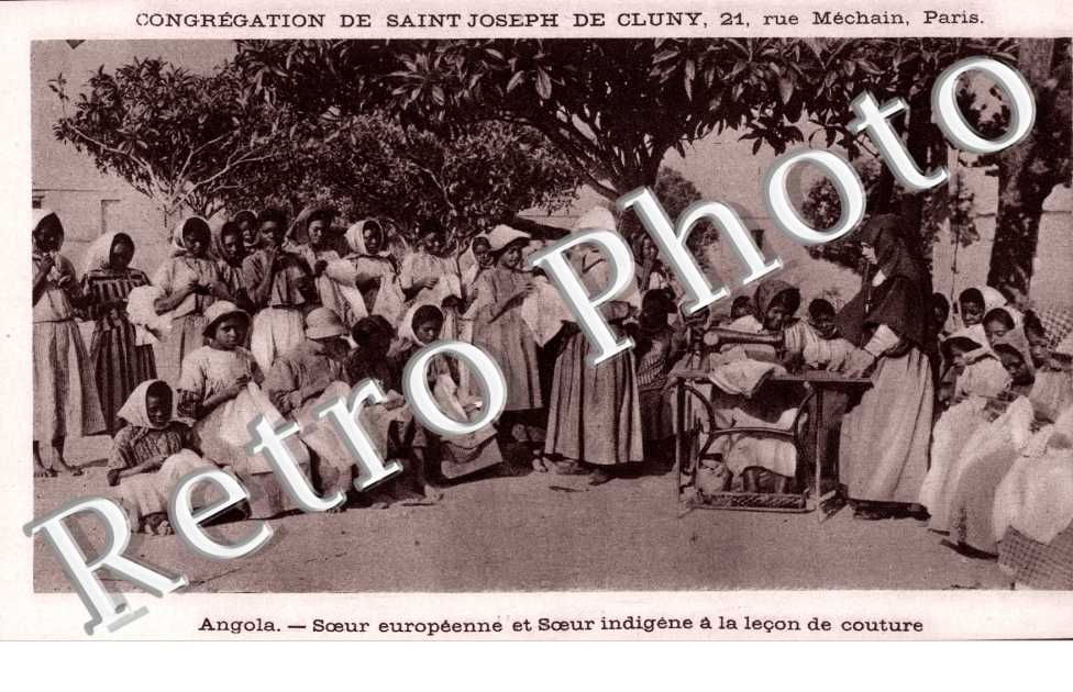 Soeur europeenne et Soeur Indigene a la lecon de couture