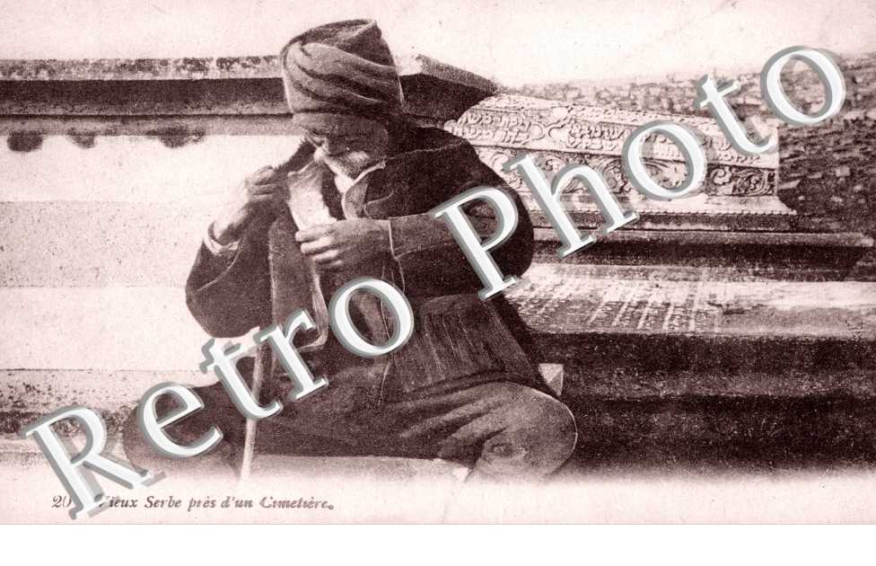 Vieux Serbe pres d'un Cimetiere