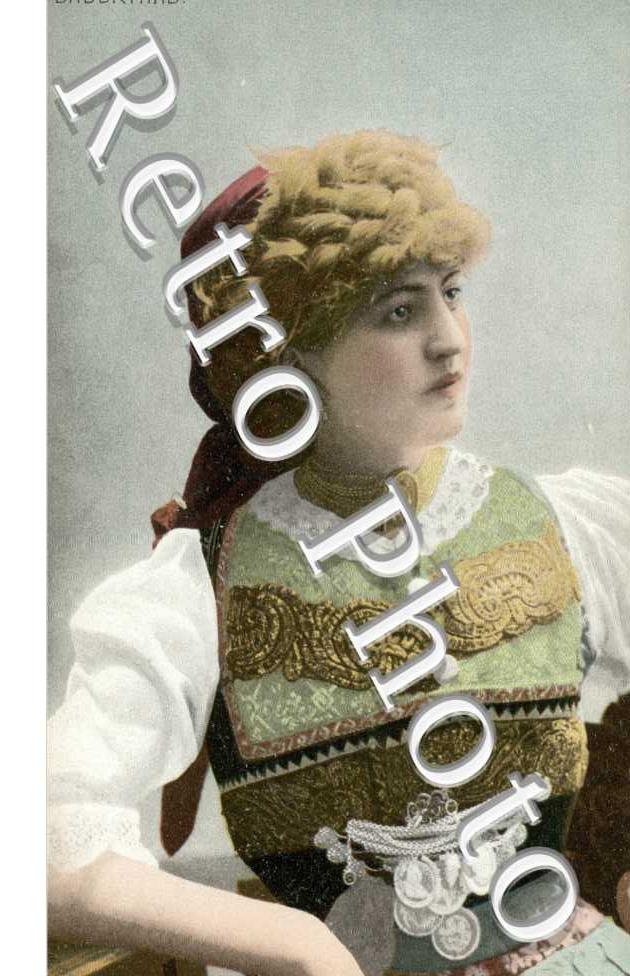 (une femme en costume)
