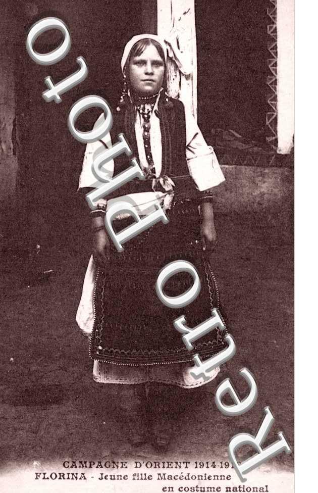 Jeune Fille en costume national