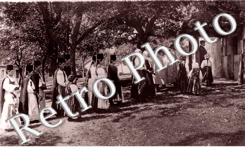 (procession en costume traditionnel)