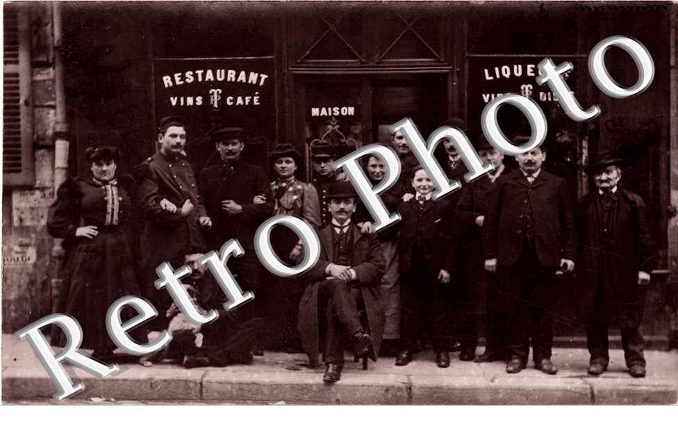 Groupe de personnes devant un restaurant 