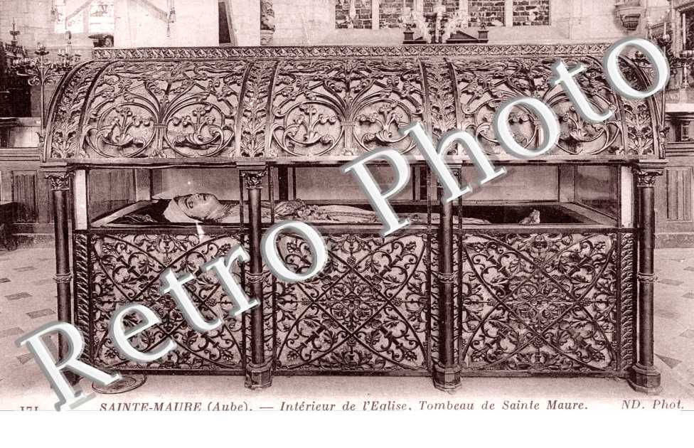 Interieur de l'Eglise, Tombeau de Sainte Maure
