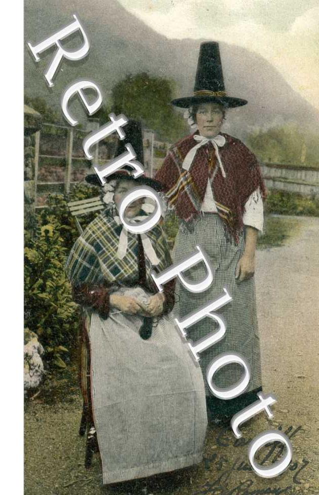 Two women in costum. deux femmes en costume