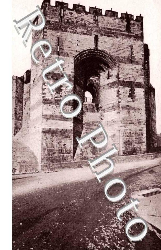 Queen Eleanor's Gateway, Castle