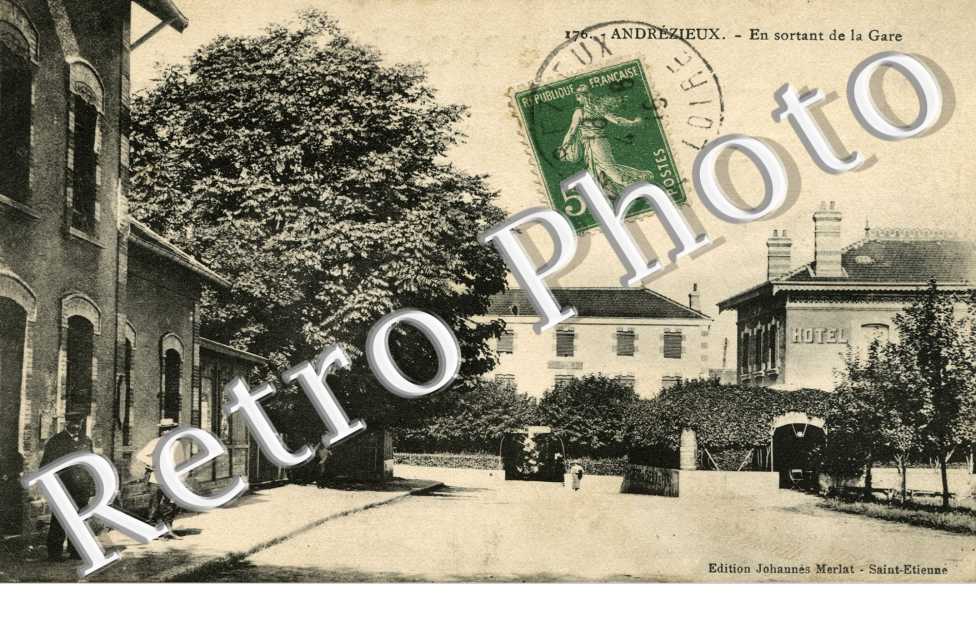 en sortant de la gare