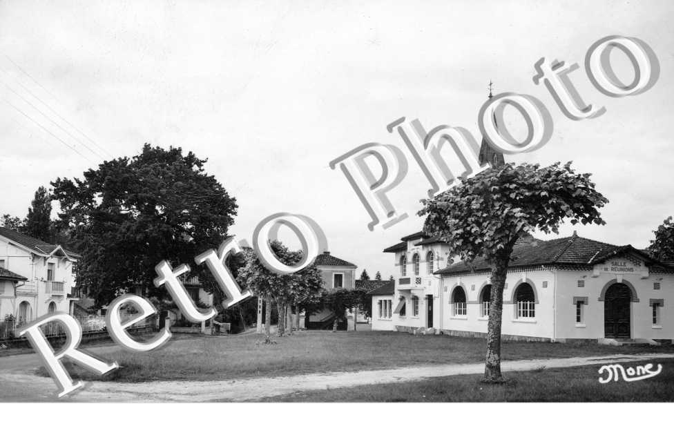 la Place, l'Ecole, la Mairie et la salle de Reunion