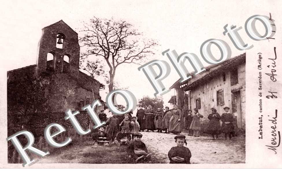 Vue Interieure du Village, l'Eglise
