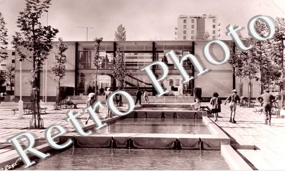Hotel de Ville, Place des Pyrenees  -annees 50