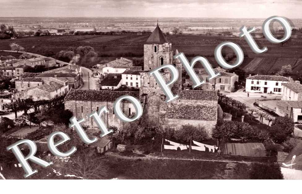 L'Eglise et le Bourg - Vue Aerienne