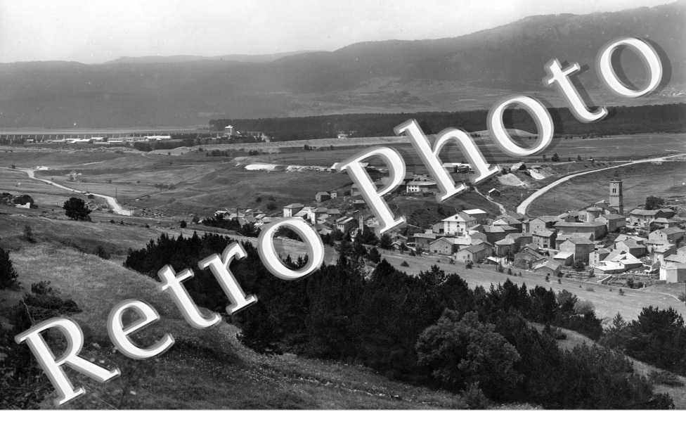 Le Village - Dans le Fond le Barrage
