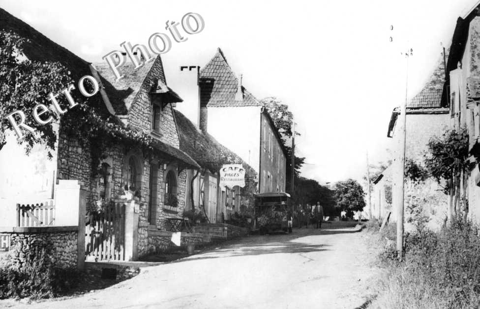 Route de Payrac et le Restaurant Pages  -annees 50