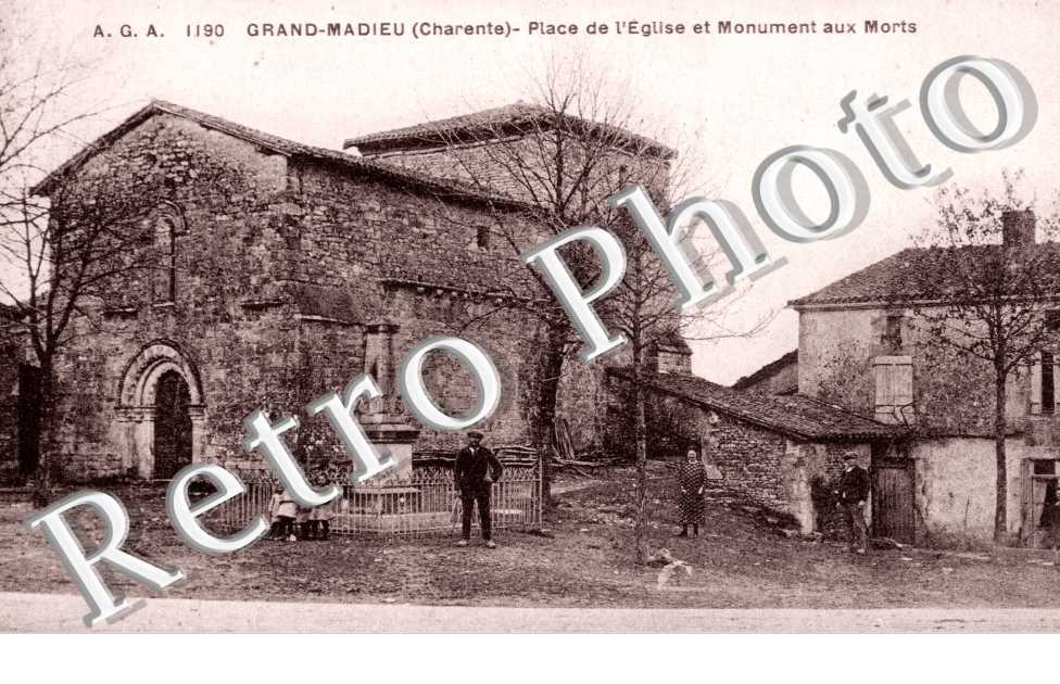Place de l'Eglise et Monument aux Morts