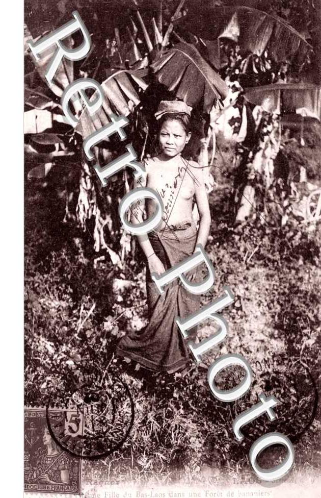 Jeune fille du Bas-Laos une forpet de bananiers