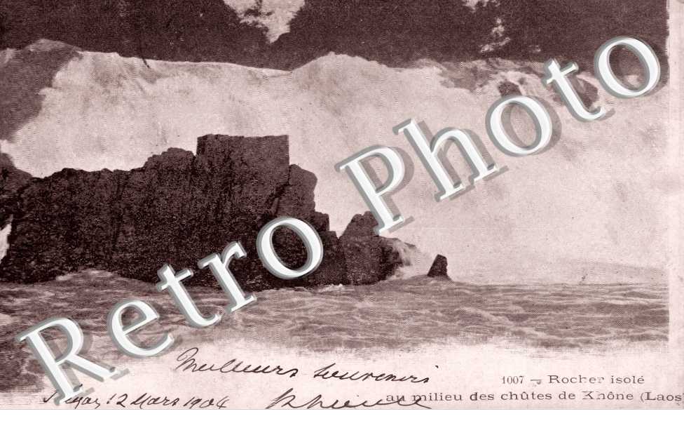 Rocher isole au milieu des chutes de Khone
