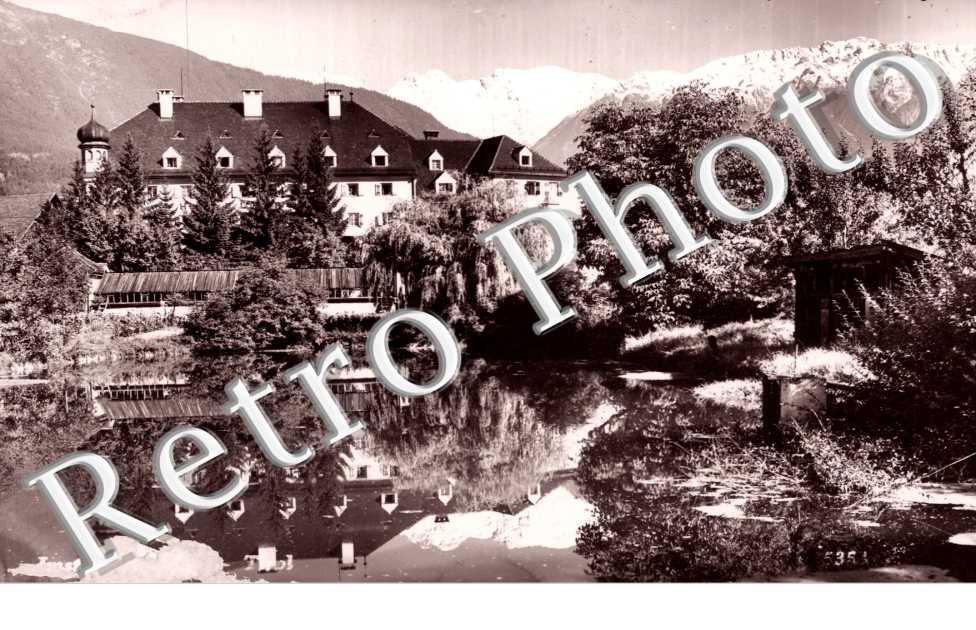 Vue d'un Batiment et d'un plan d'eau