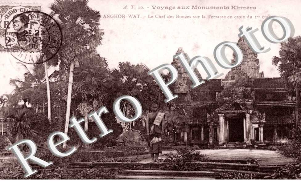 Angkor Wat, le Chef des Bonzes sur la Terrasse en croix du Ier Etage