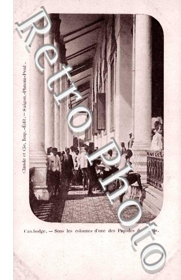 Sous les Colonnes d'une des Pagodes du palais