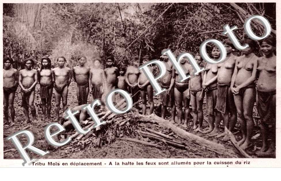 Tribu Mois en deplacement, a la halte les feux sont allumes pour la cuisson du Riz