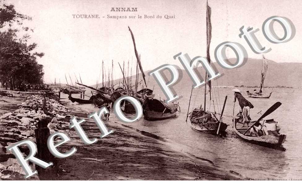 Sampans sur le Bord du Quai