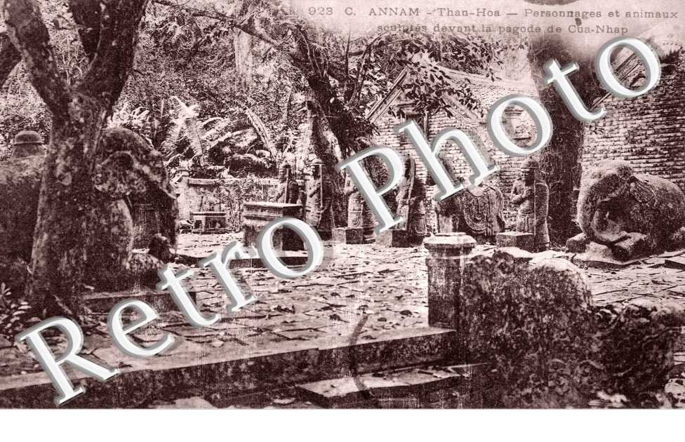 Personnages et animaux sculptes devant la Pagode de Cua-Nhap