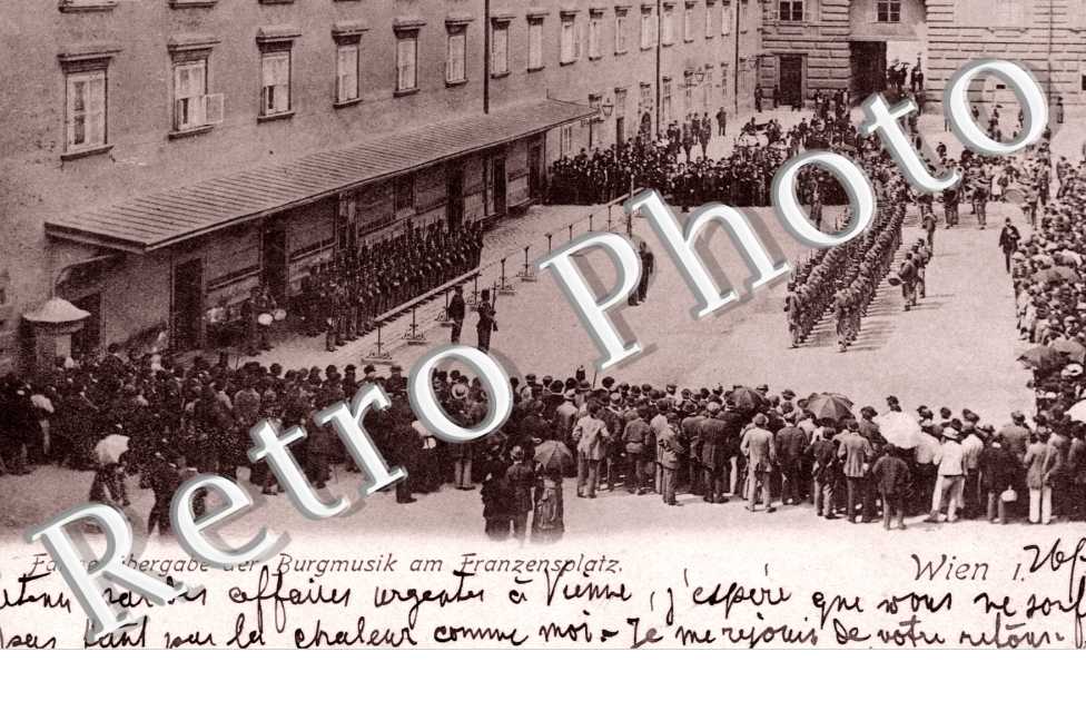 Fahnenubergabe der Burgmusik am Franzensplatz