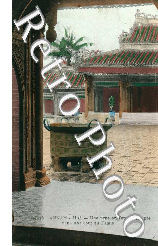 Annam, une Urne en Bronze sculpte dans une Cour du palais