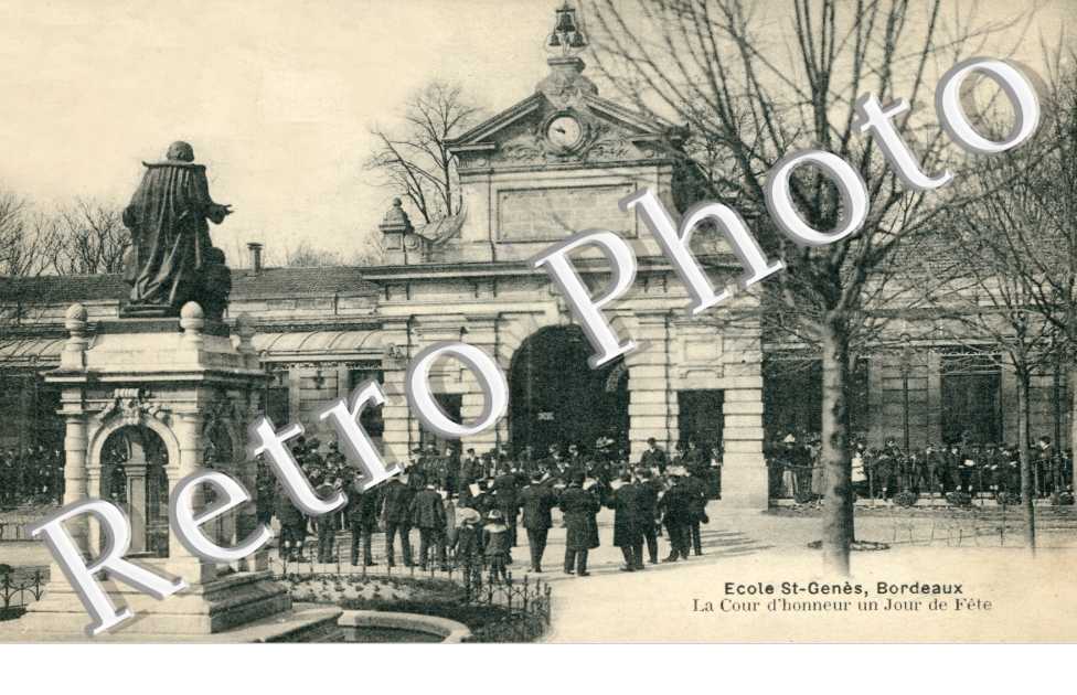 Ecole Saint-Genes, la Cour d'Honneur un jour de Fete