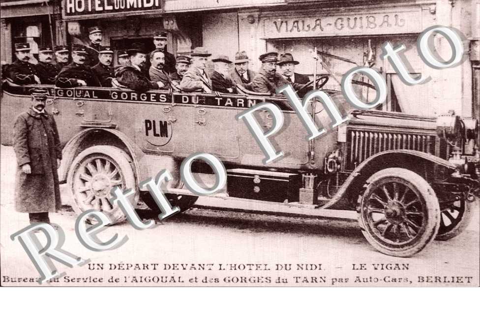 Un depart devabt l'hotel du Midi Bureau du service de l'Aigoual et des gorges du Tarn par auto-cars Berliet