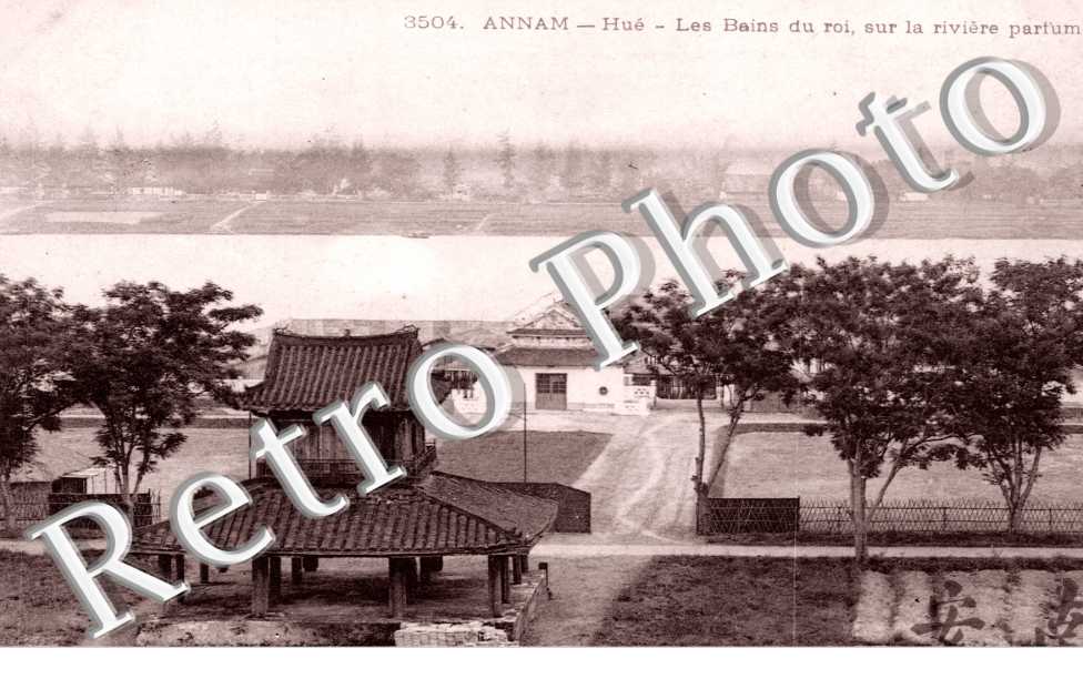 Annam, Hue, les Bains du Roi sur la Riviere parfumee