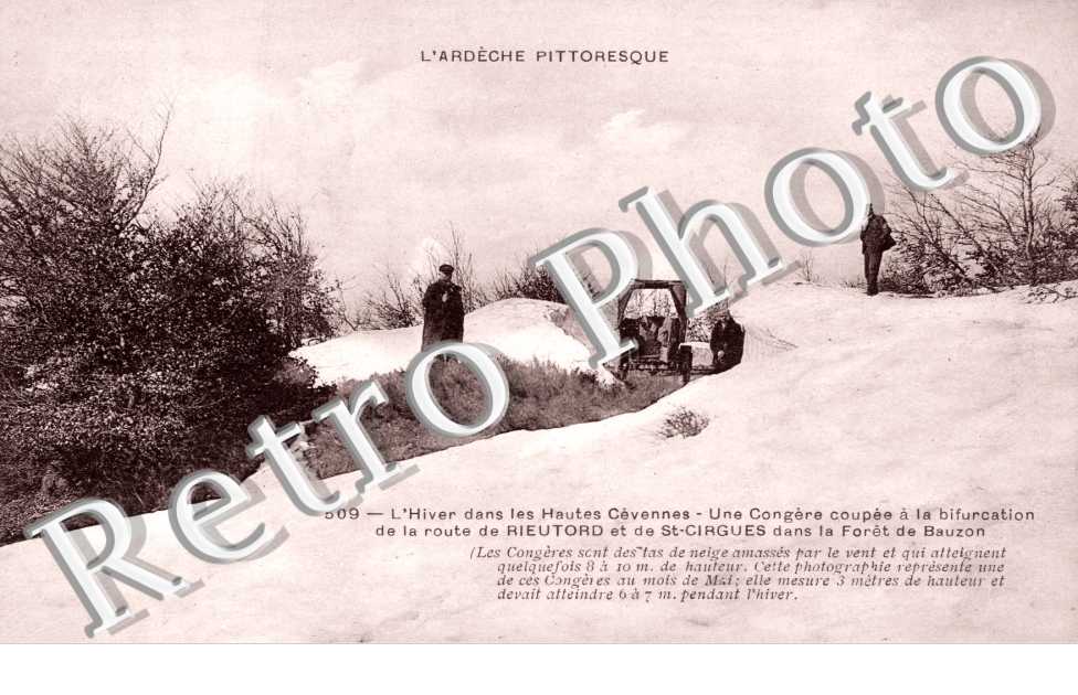 Une congere a la bifurcatiob de la route de Rieutord et de St Cirgues dans la foret de Bauzon