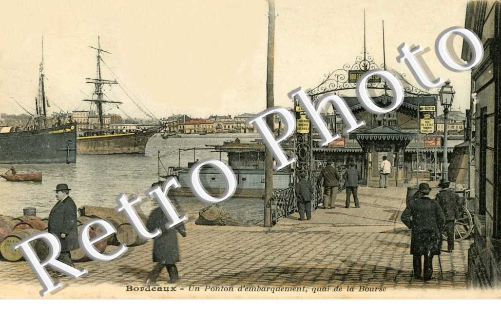 Un ponton d'embarquement, quai de la Bourse - tonneaux