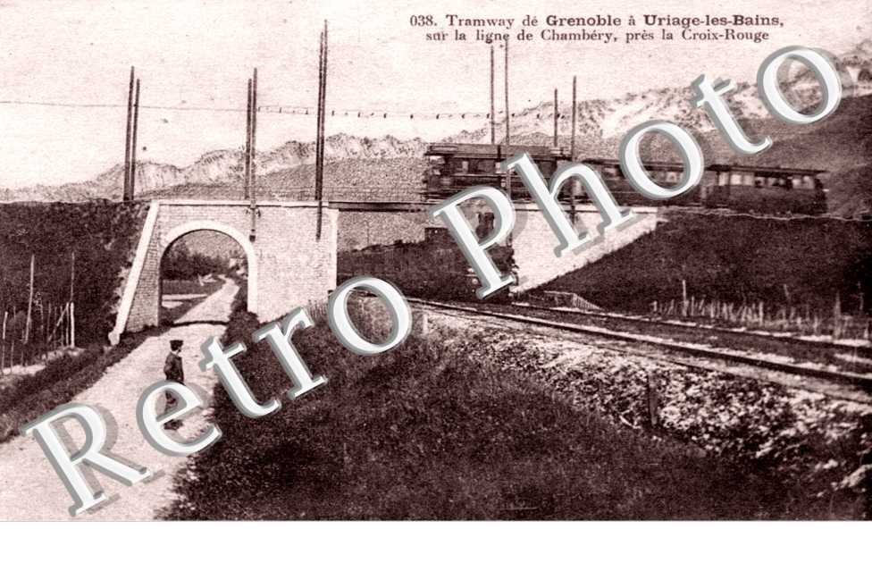 Tramway de Grenoble a Uriage-les-Bains sur la ligne de Chambery pres la Croix-Rouge